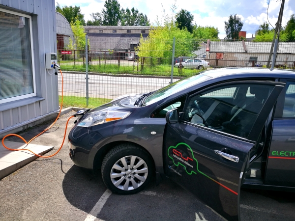Automatikos Sistemos elektromobilio ikrovimo stotele Nissan LEAF Electric Car Electric Vehicle Charging Station (1).jpg