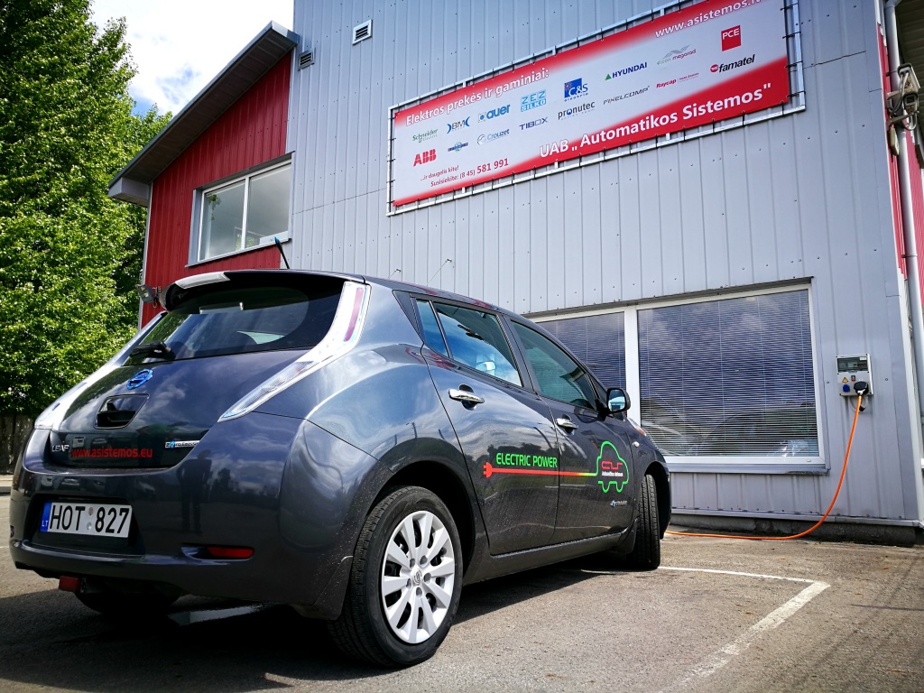Automatikos Sistemos elektromobilio ikrovimo stotele Nissan LEAF Electric Car Electric Vehicle Charging Station (2).jpg